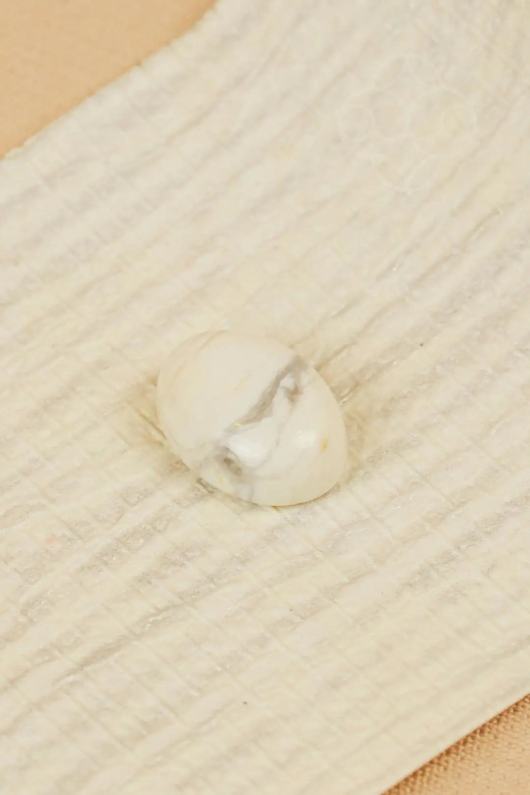 Light-Coded Howlite - 7.95 Ct