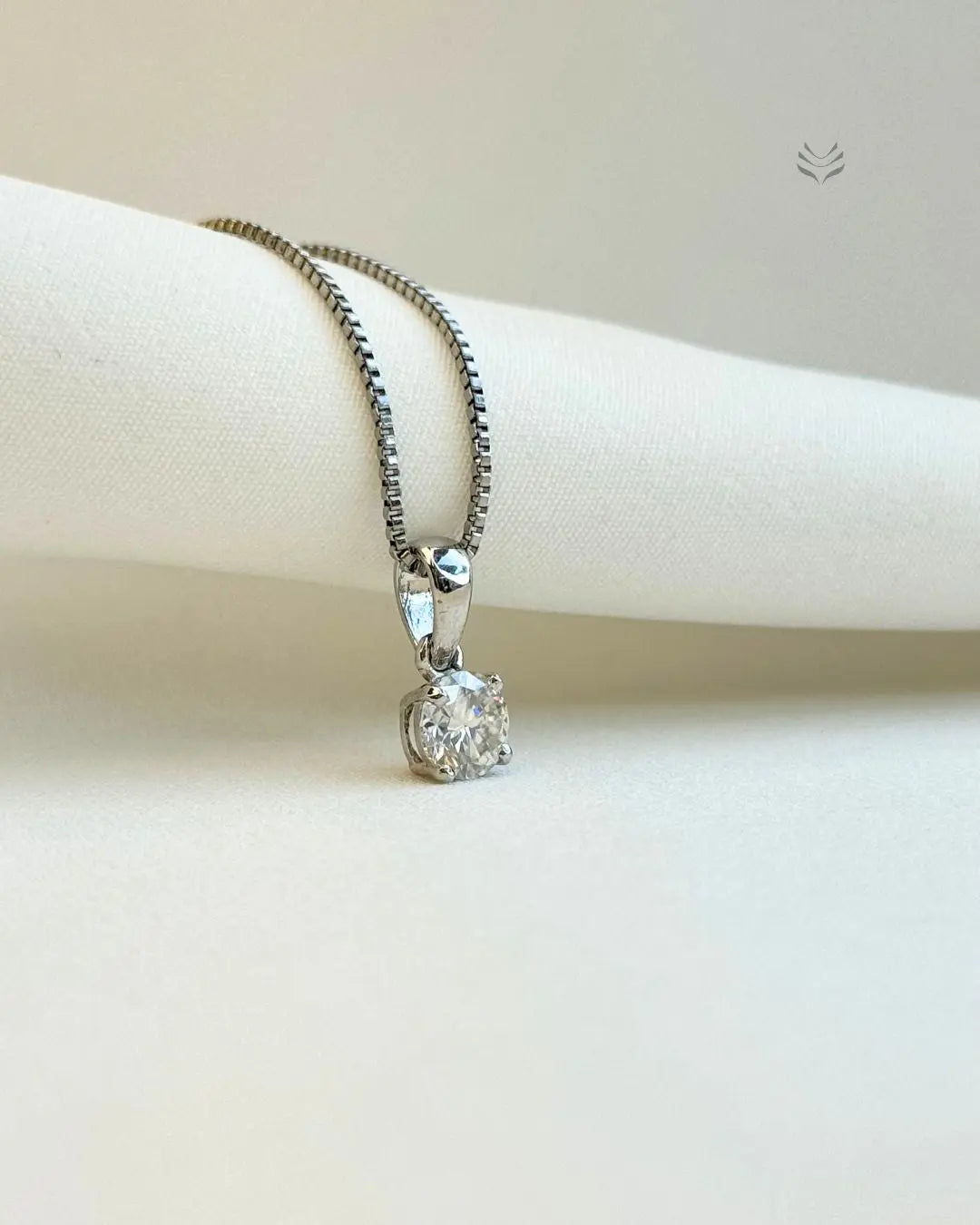 Iris Round Silver Pendant 
